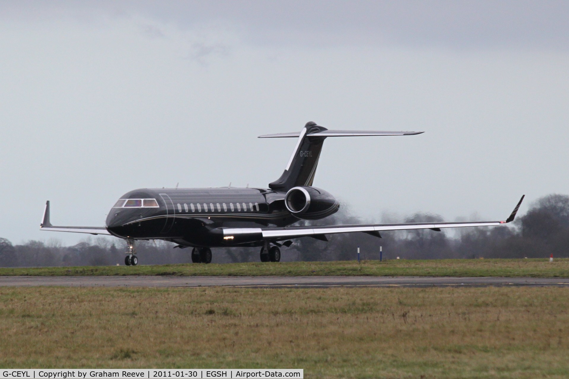 G-CEYL, 2006 Bombardier BD-700-1A10 Global Express C/N 9196, About to depart.