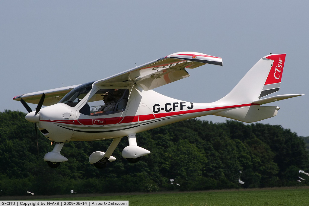 G-CFFJ, 2008 Flight Design CTSW C/N 8391, Landing at Northrepps, UK