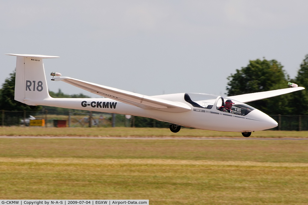 G-CKMW, 2005 Schleicher ASK-21 C/N 21798, Landing after its display