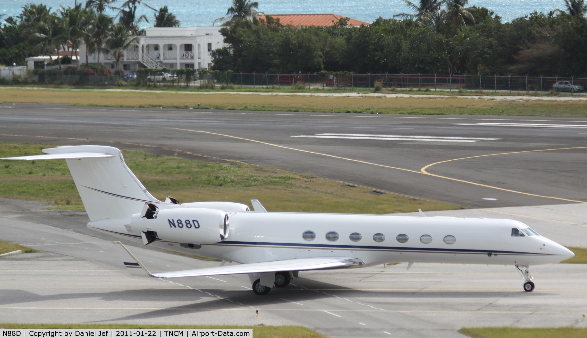 N88D, 2008 Gulfstream Aerospace GV-SP (G550) C/N 5183, N88D taxing to parking at TNCM