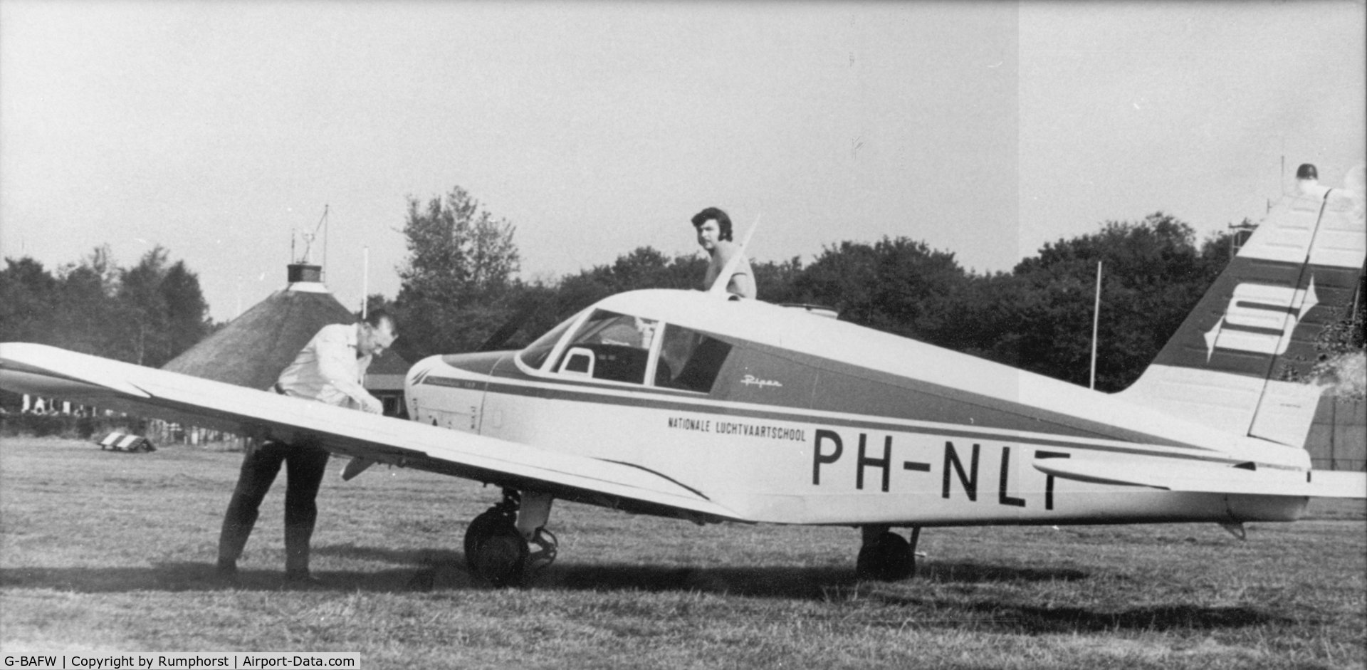 G-BAFW, 1965 Piper PA-28-140 Cherokee C/N 28-21050, G-BAFW voorheen PH-NLT op vliegveld Hilversum Nederland