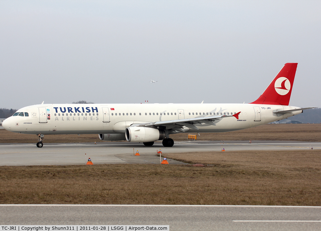 TC-JRI, 2008 Airbus A321-231 C/N 3405, Lining up rwy 05 for departure...