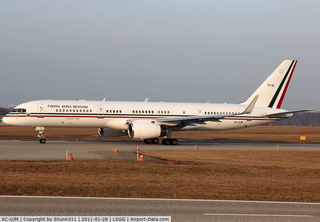 XC-UJM, 1987 Boeing 757-225 C/N 22690, Lining up rwy 05 for departure to ZRH... Participant of the WEF 2011