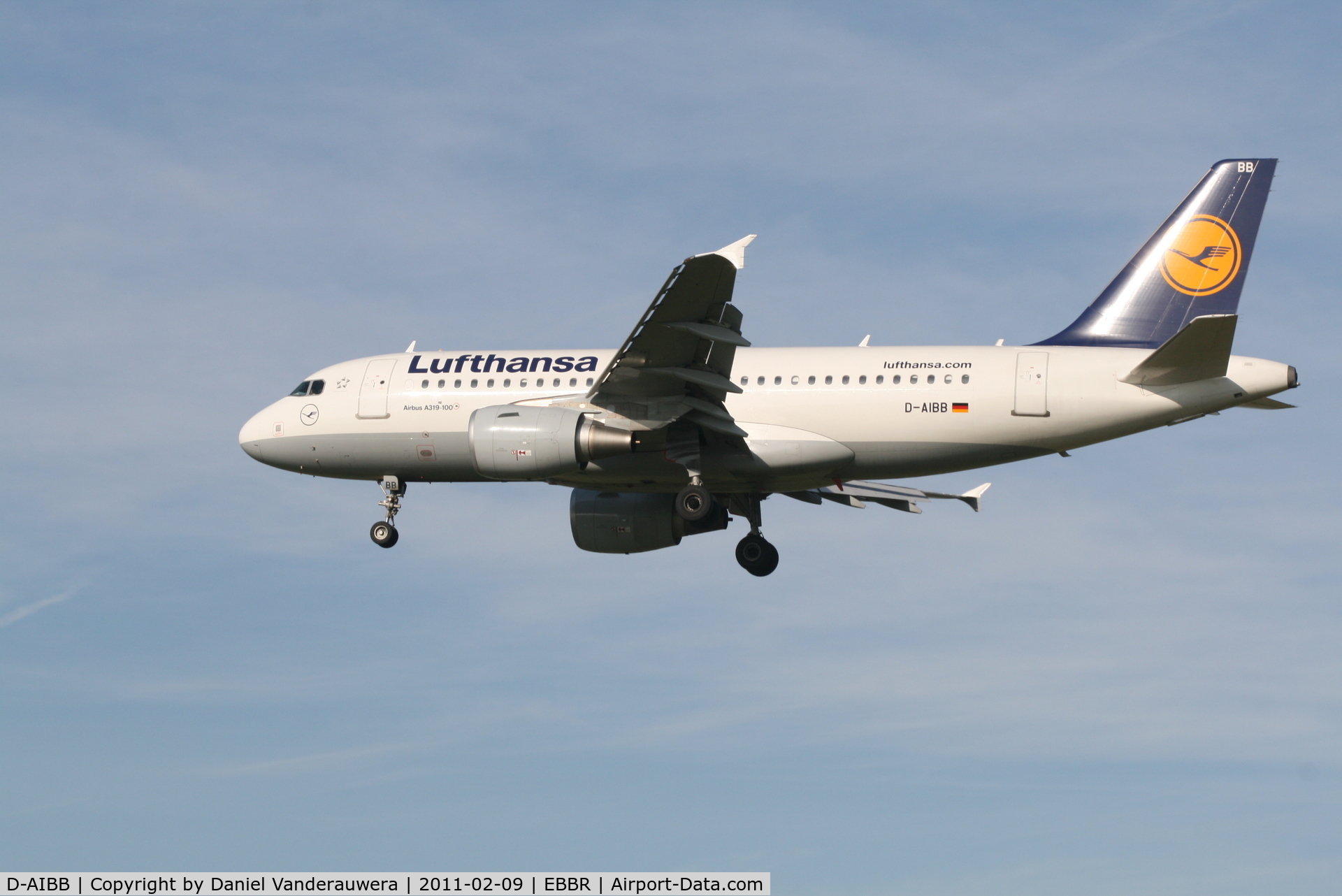 D-AIBB, 2010 Airbus A319-112 C/N 4182, Flight LH1010 is descending to RWY 25L
