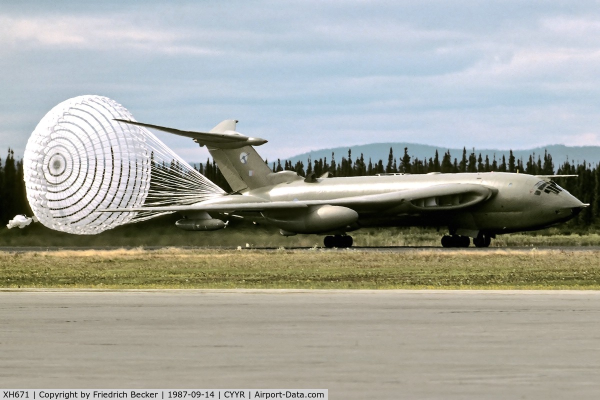 XH671, 1960 Handley Page Victor K.2 C/N HP80/56, decelerating after touchdown