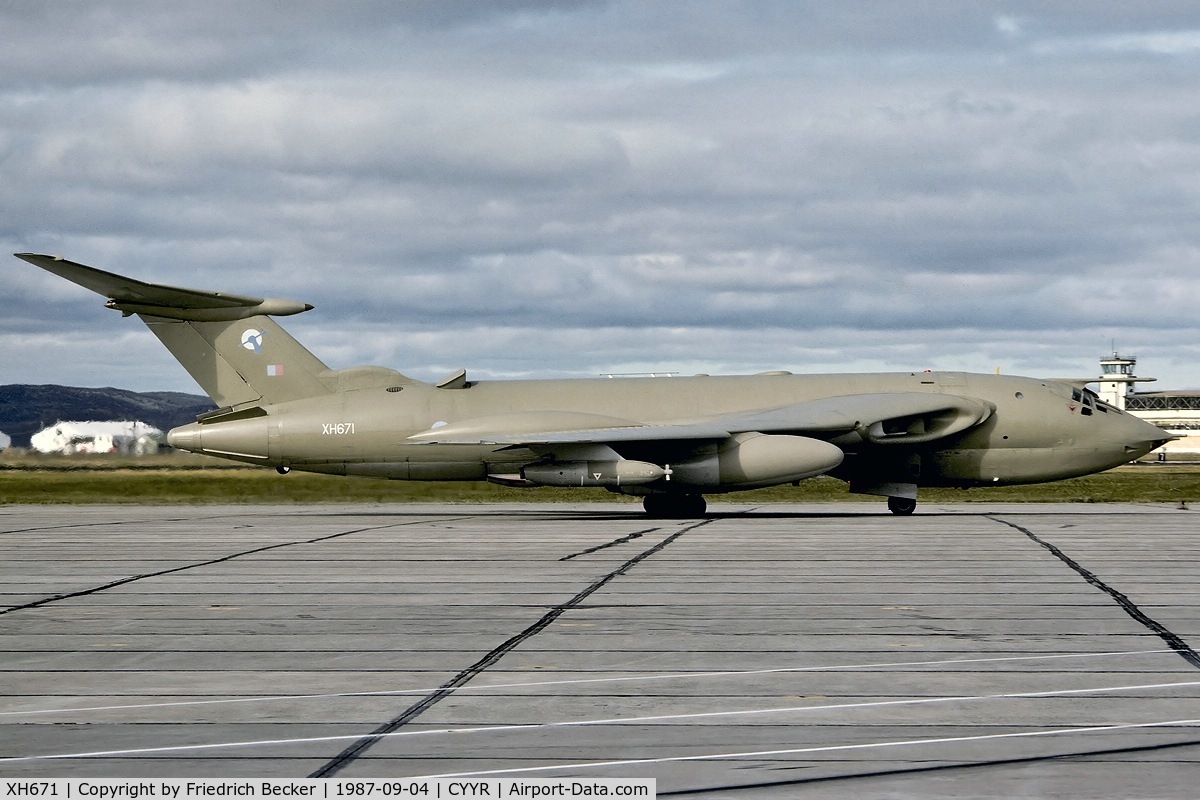 XH671, 1960 Handley Page Victor K.2 C/N HP80/56, taxying to the flightline