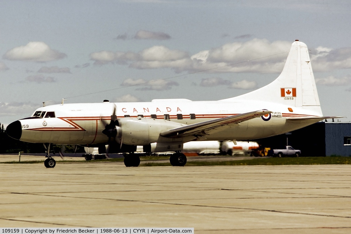 109159, Canadair CC-109 Cosmopolitan C/N CL-66B-9, taxying to the active