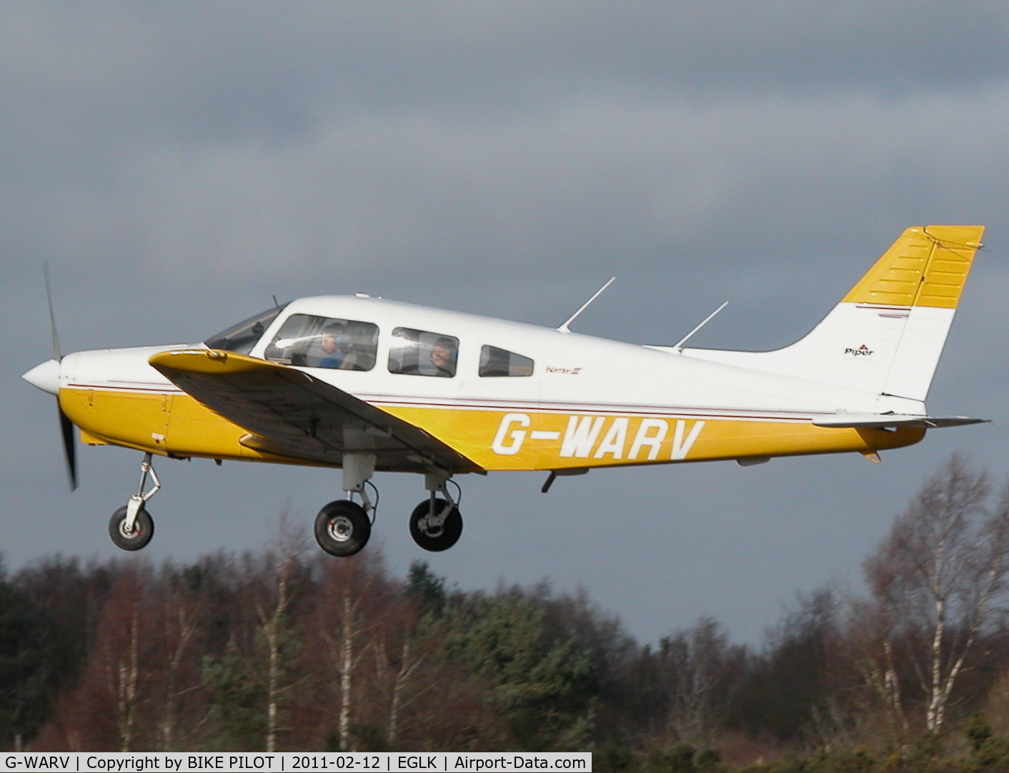 G-WARV, 1998 Piper PA-28-161 Cherokee Warrior III C/N 2842036, Cherokee Warrior III on finals for rwy 25.