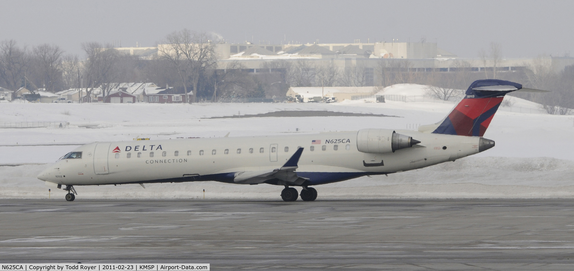 N625CA, 2003 Bombardier CRJ-700 (CL-600-2C10) Regional Jet C/N 10113, Taxi for departure at MSP