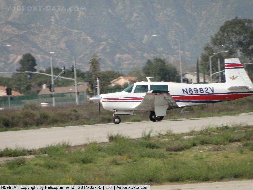 N6982V, 1976 Mooney M20F Executive C/N 22-1344, Starting take off roll on runway 24