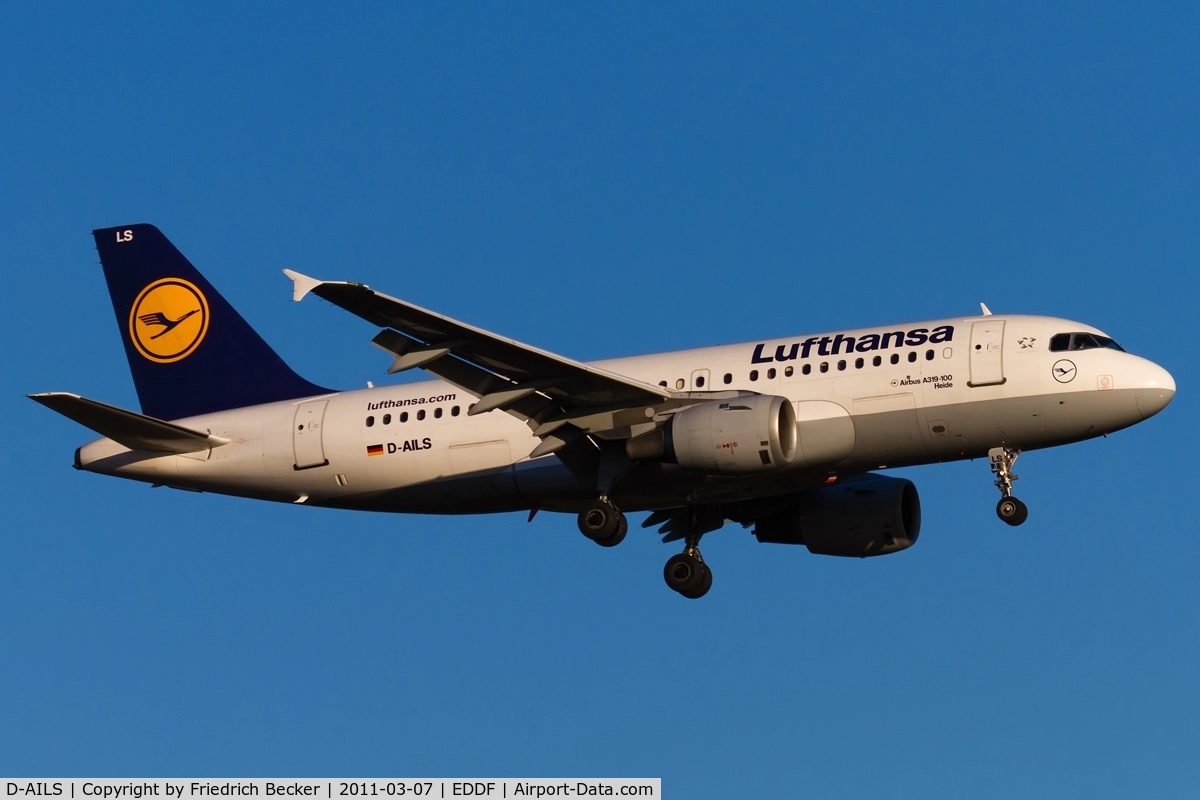 D-AILS, 1997 Airbus A319-114 C/N 729, on final