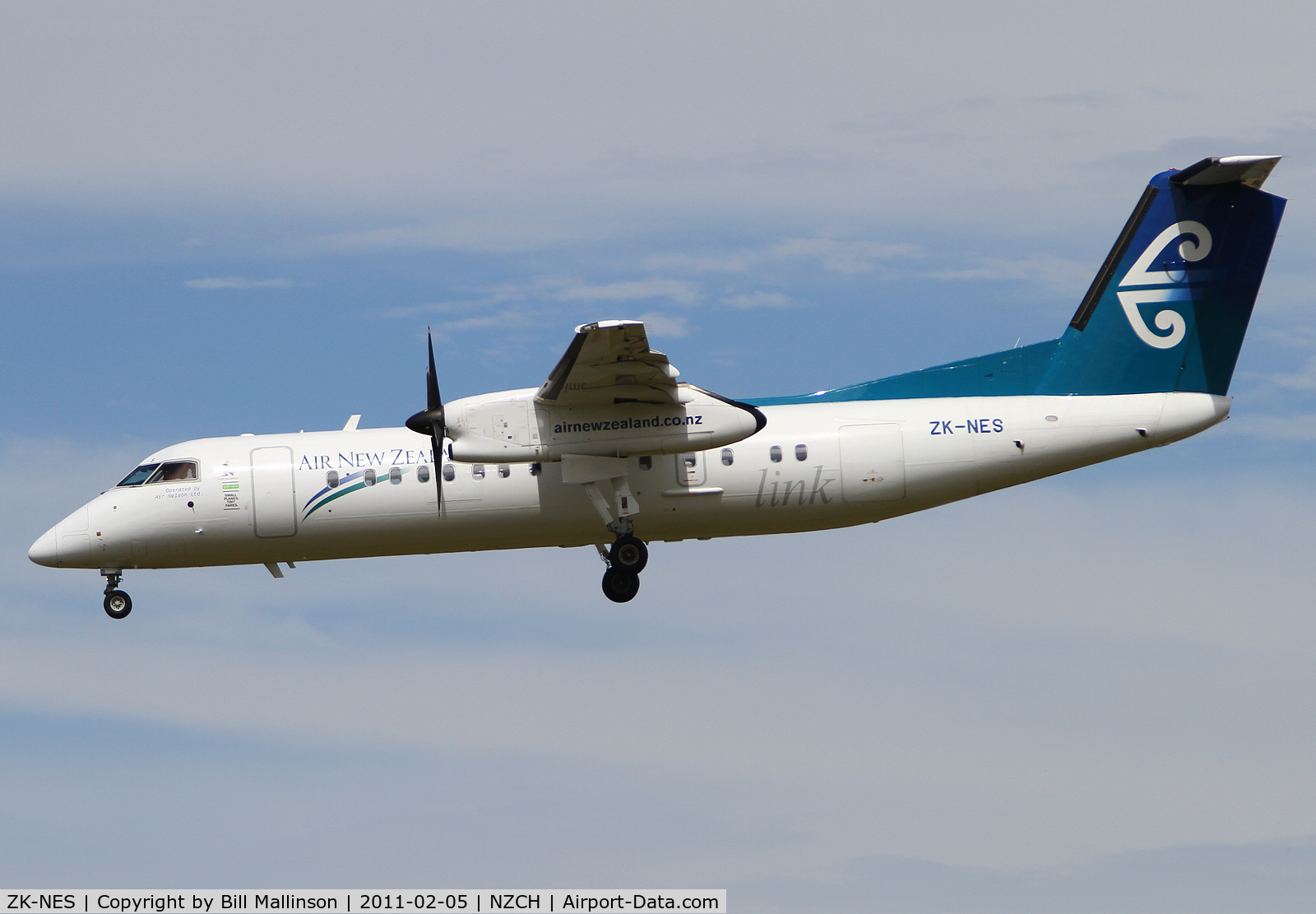 ZK-NES, 2007 De Havilland Canada DHC-8-311 Dash 8 C/N 641, finals to 02