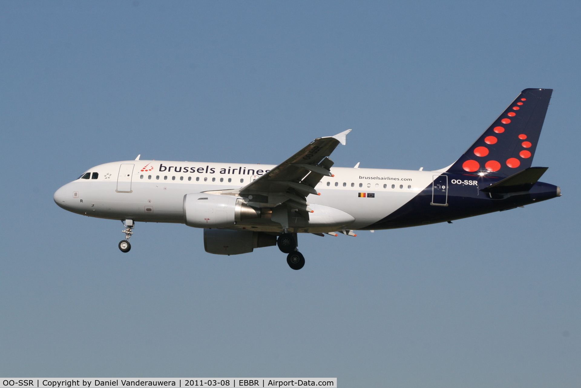 OO-SSR, 2010 Airbus A319-112 C/N 4275, Flight SN2902 is descending to RWY 25L