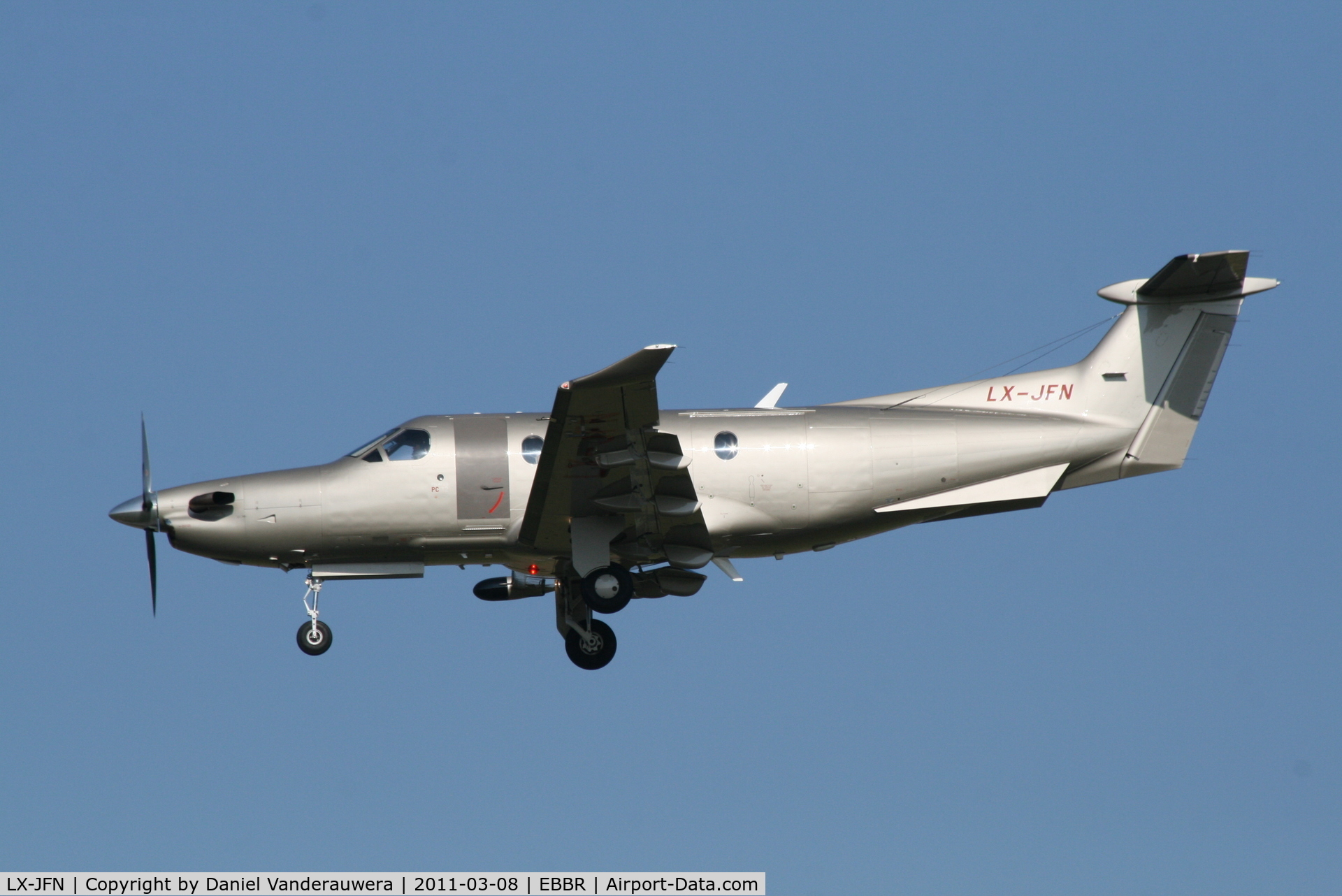 LX-JFN, 2007 Pilatus PC-12/47 C/N 855, Arrival to RWY 25L