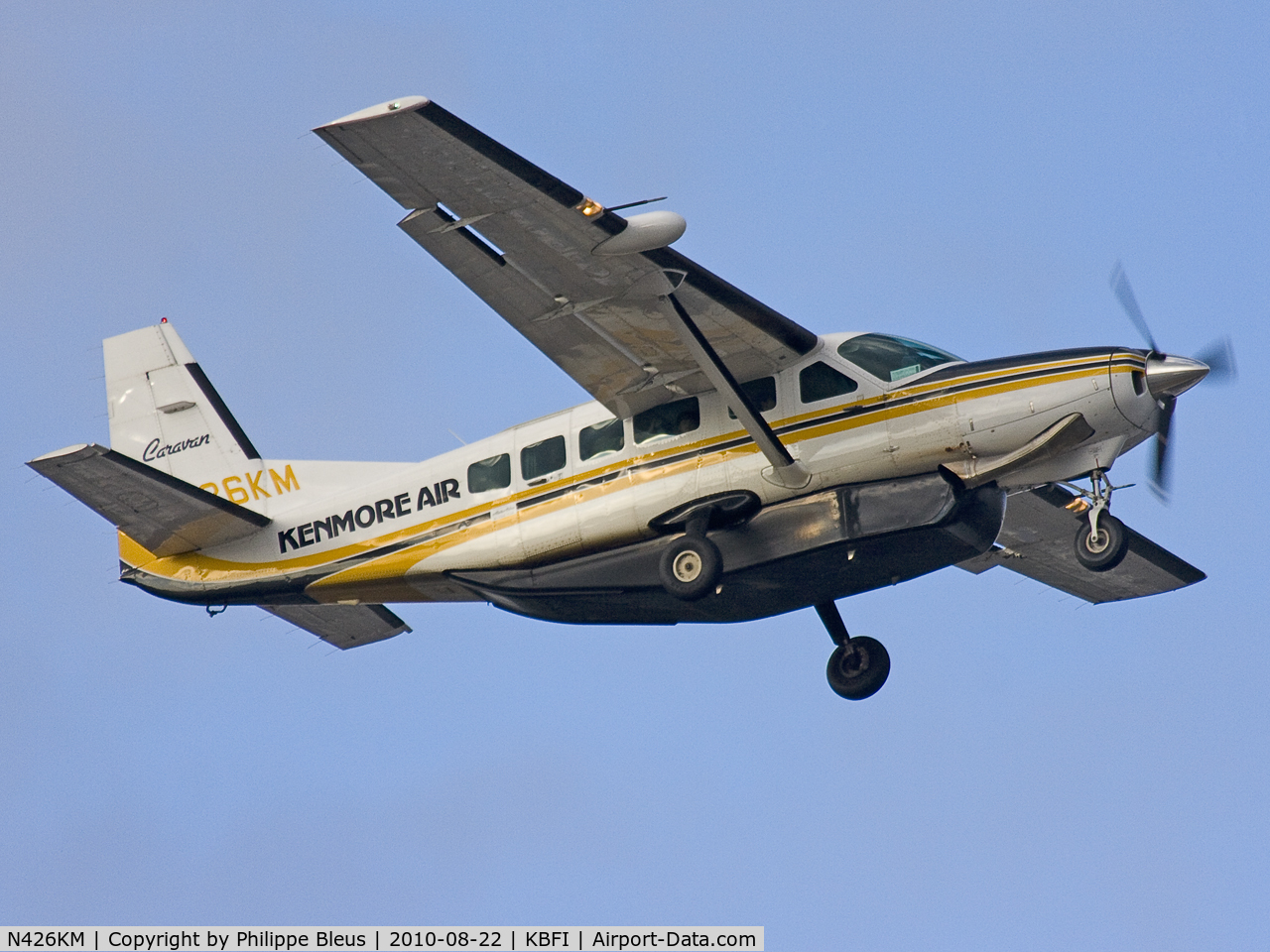 N426KM, 1999 Cessna 208 C/N 20800306, Climbing above rwy 13R in the late afternoon.