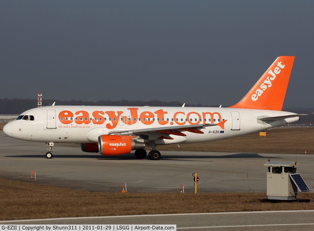 G-EZII, 2005 Airbus A319-111 C/N 2471, Lining up rwy 05 for departure...