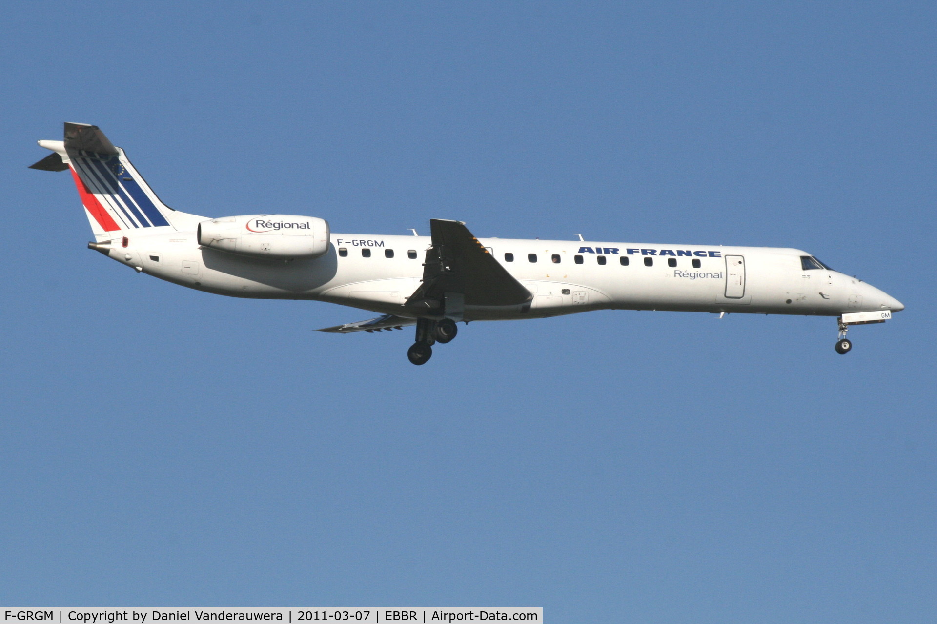 F-GRGM, 2001 Embraer EMB-145EU (ERJ-145EU) C/N 145418, Flight AF5402 is descending to RWY 02