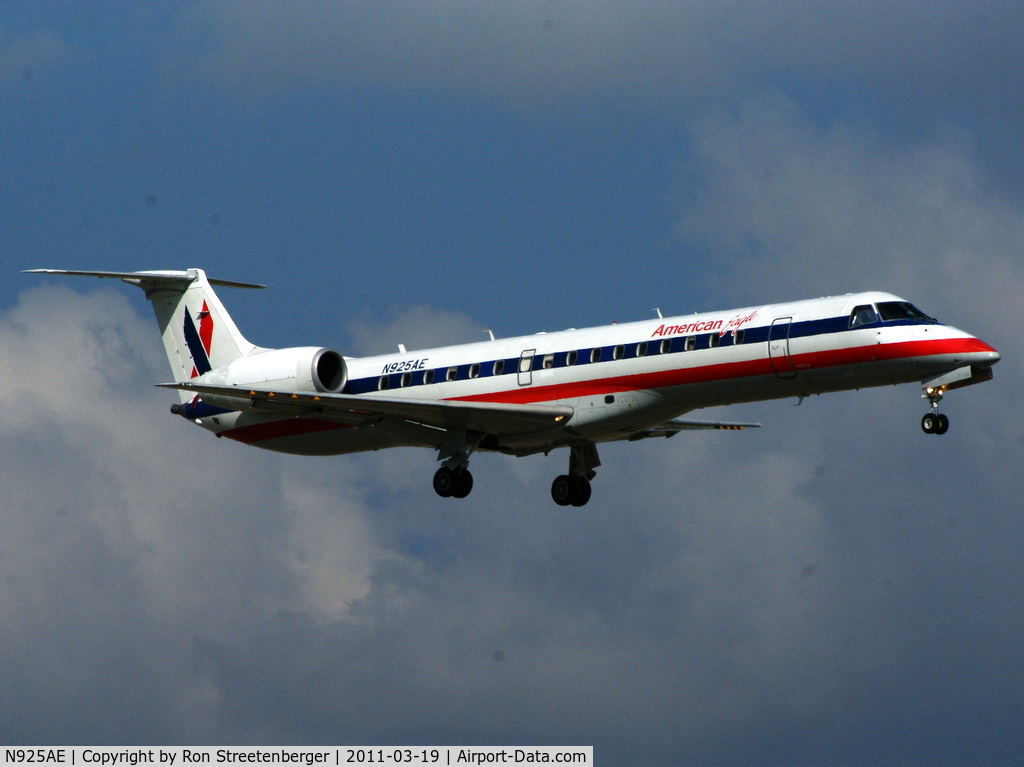 N925AE, 2005 Embraer ERJ-145LR (EMB-145LR) C/N 14500908, Arriving DFW, 18R