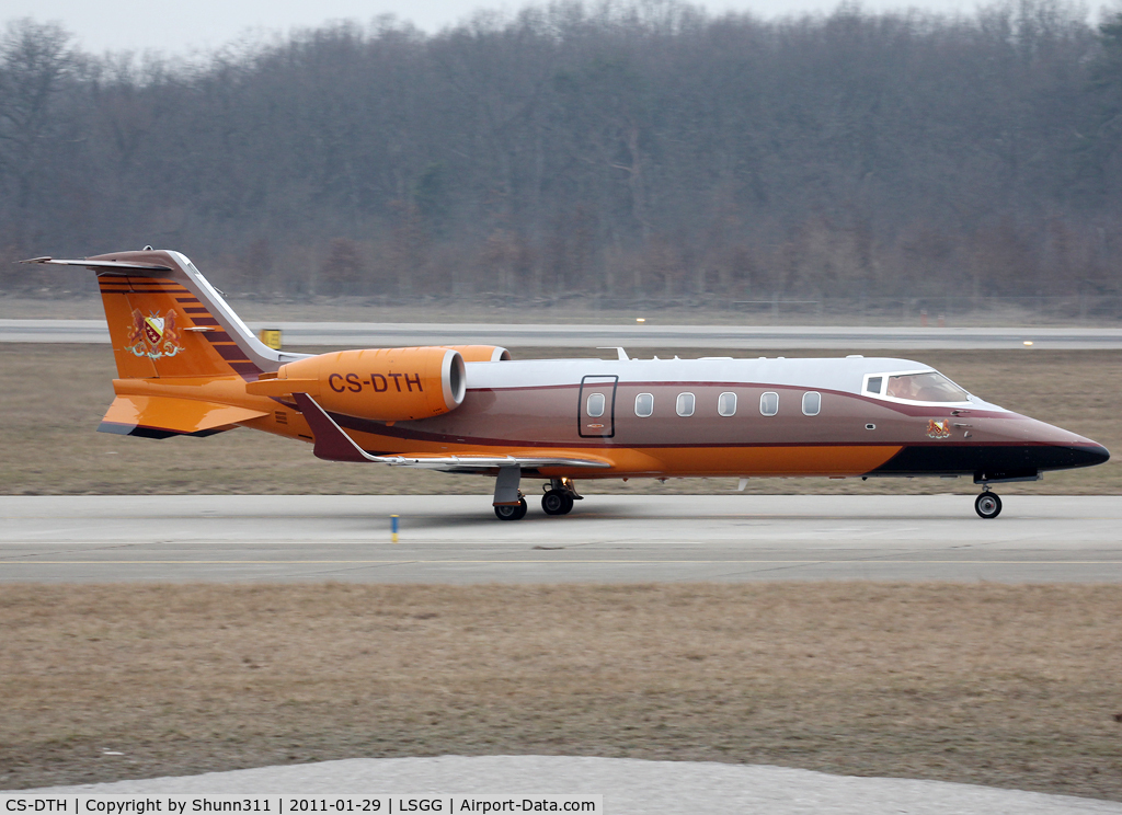 CS-DTH, 2008 Learjet 60XR C/N 60-362, Taxiing holding point rwy 23 for departure... Very attractive livery :)