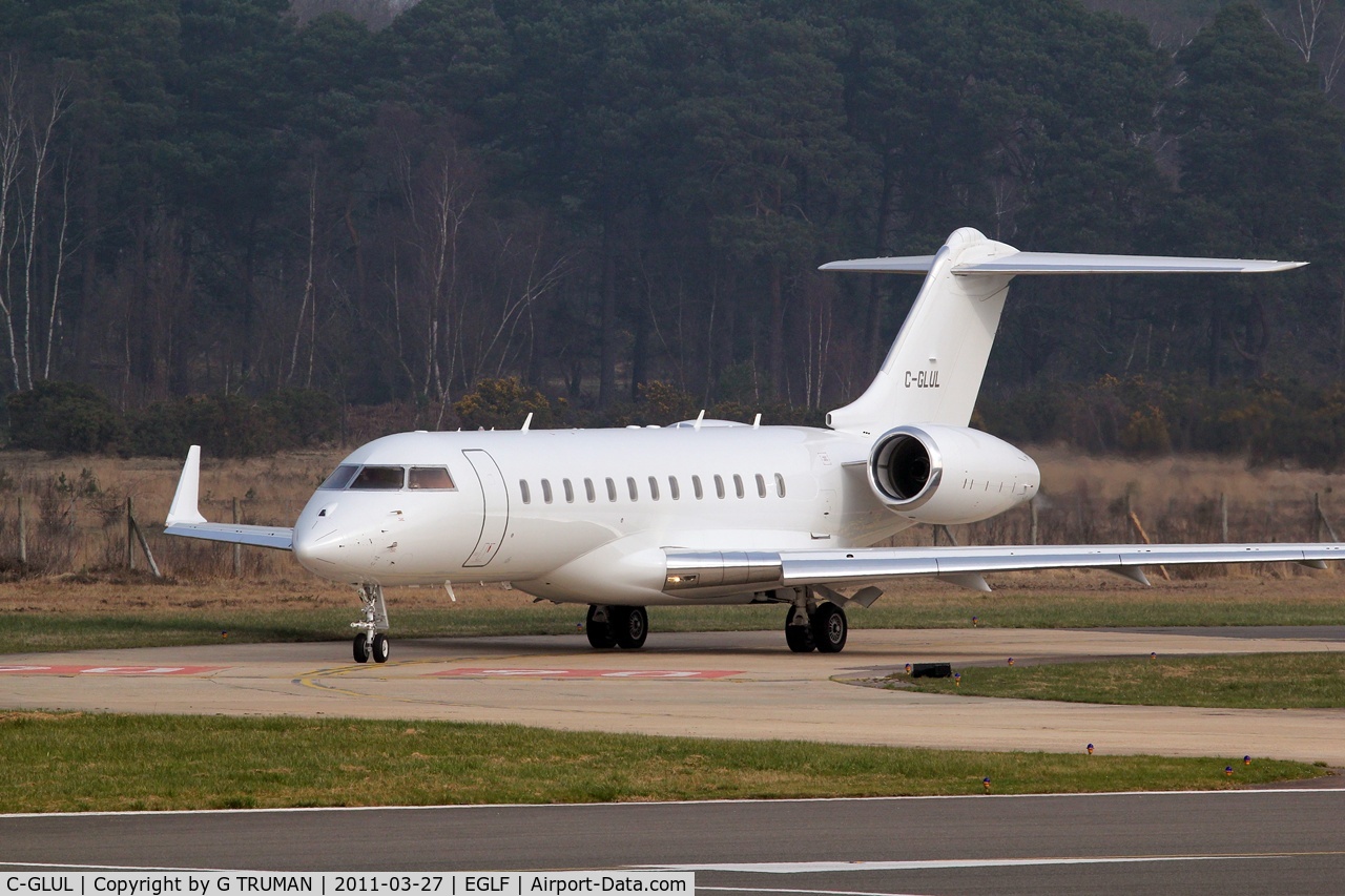C-GLUL, 2007 Bombardier BD-700-1A10 Global Express C/N 9264, Taxying for departure from Farnborough