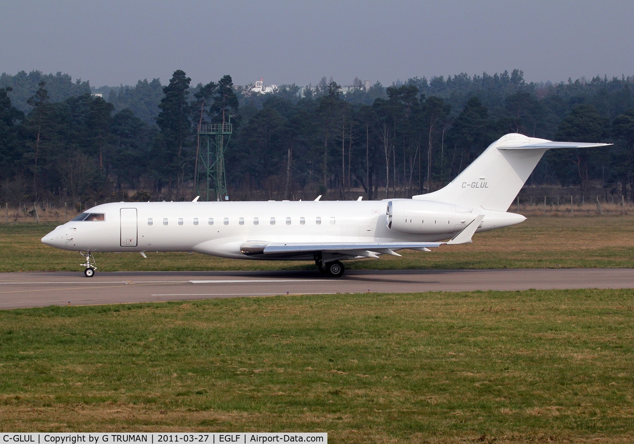 C-GLUL, 2007 Bombardier BD-700-1A10 Global Express C/N 9264, Backtracking 06 at Farnborough for departure