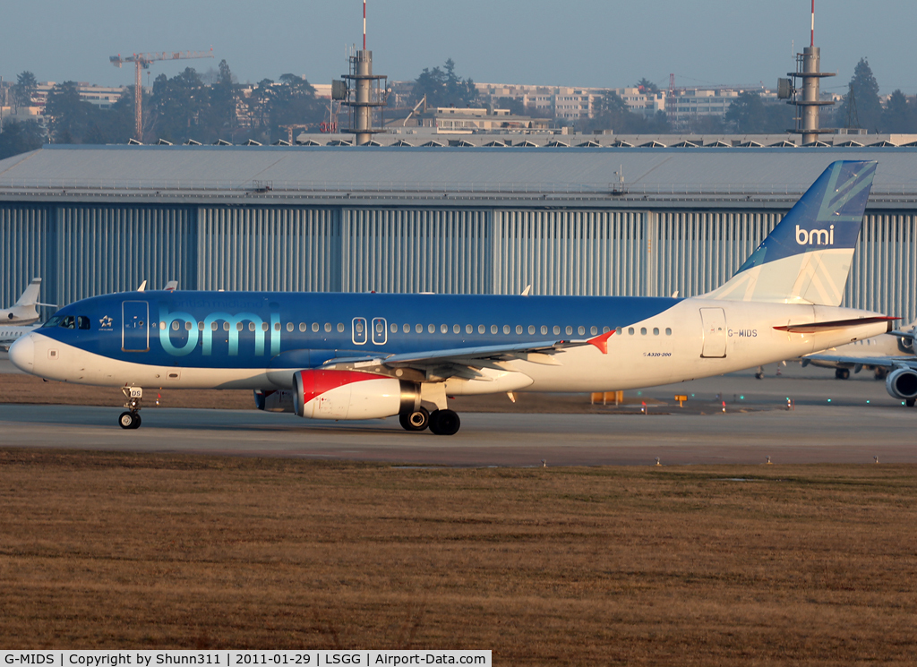 G-MIDS, 2001 Airbus A320-232 C/N 1424, Lining up rwy 05 for departure...