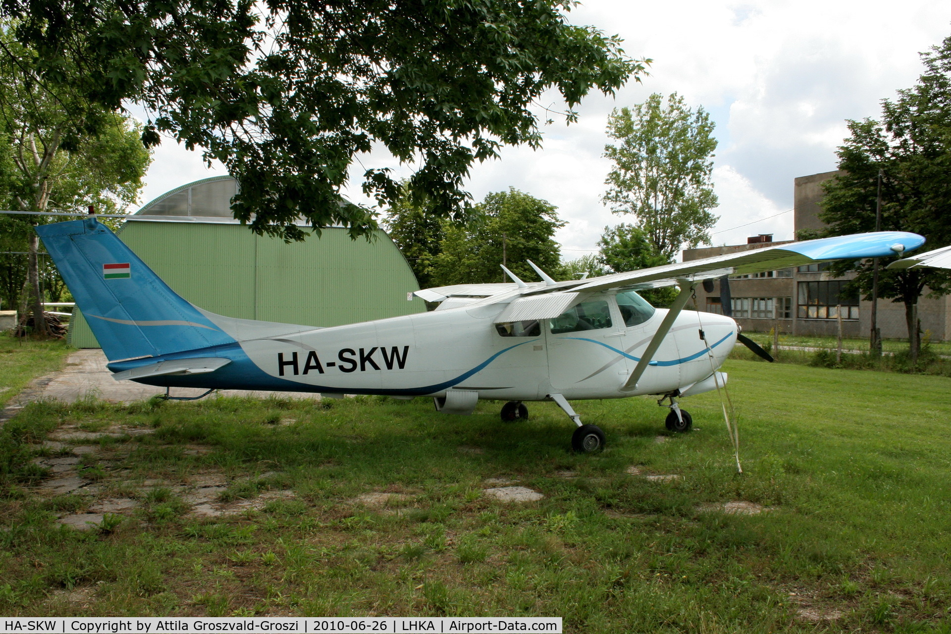 HA-SKW, Cessna 210 C/N 57526, Kalocsa Airport, Hungary