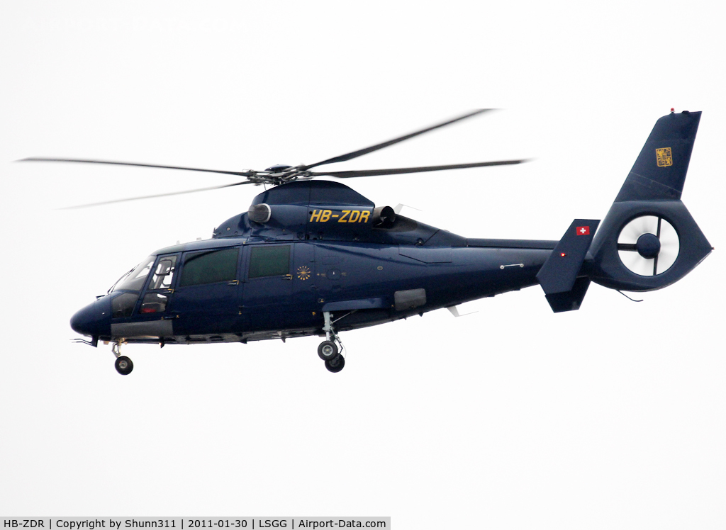 HB-ZDR, 2001 Eurocopter AS-365N-3 Dauphin 2 C/N 6584, Landing rwy 05