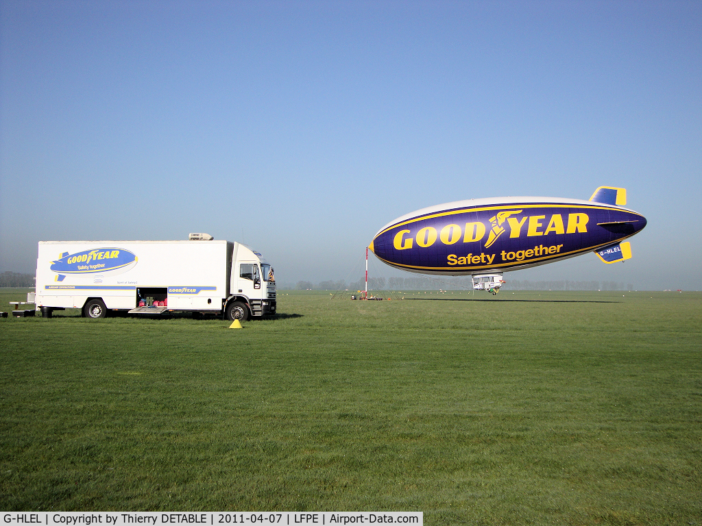 G-HLEL, 1995 American Blimp Corp A-60+ C/N 10, 1er day since 2001 last operation GOODYEAR in Europe.
Reporter Jean-luc Lomexicano for Blimp N2A