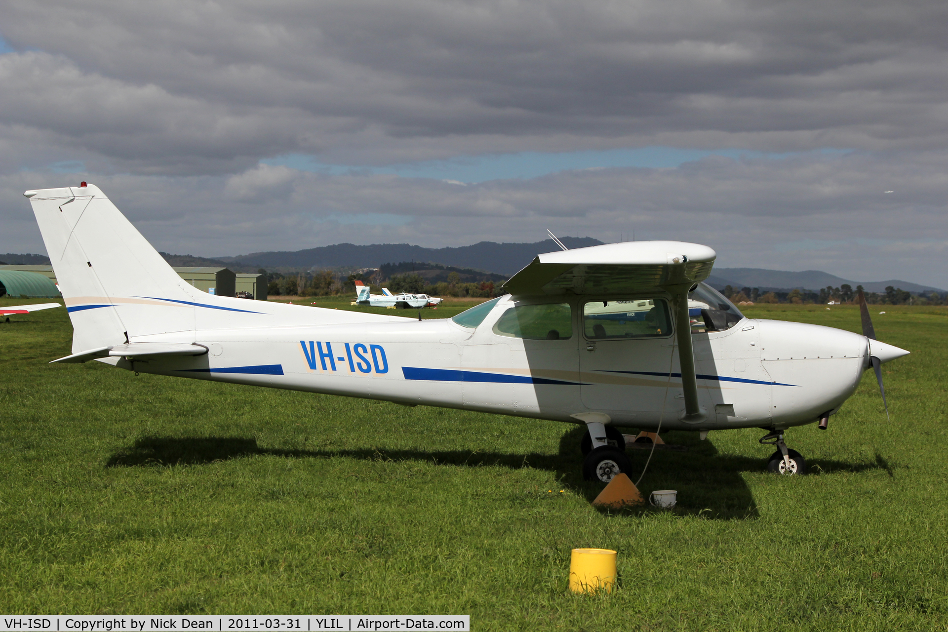 VH-ISD, Cessna 172N Skyhawk C/N 17272423, YLIL