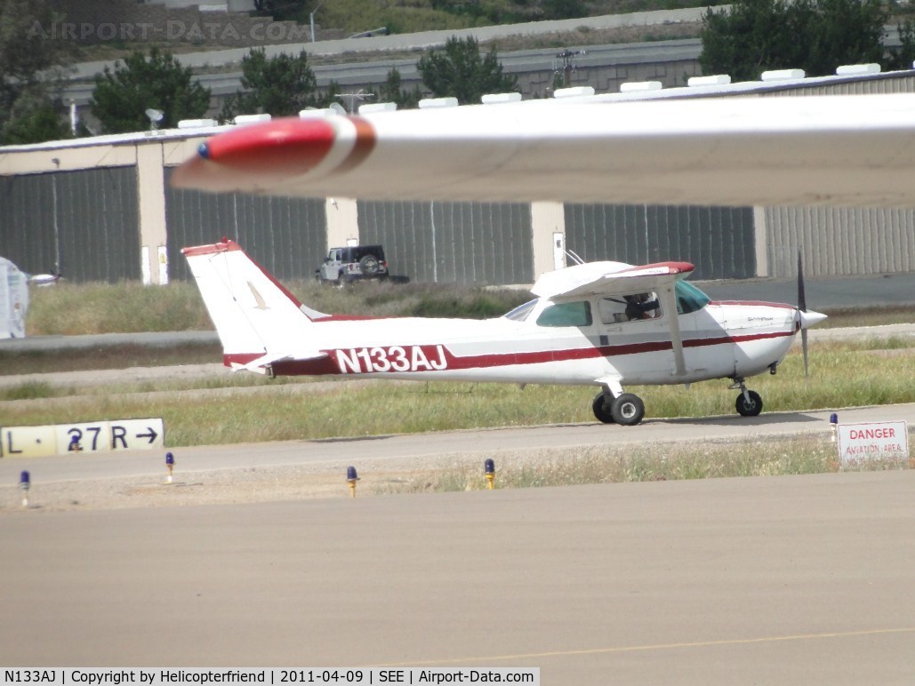 N133AJ, 1986 Cessna 172P C/N 17276614, Taxiing to runway 27L