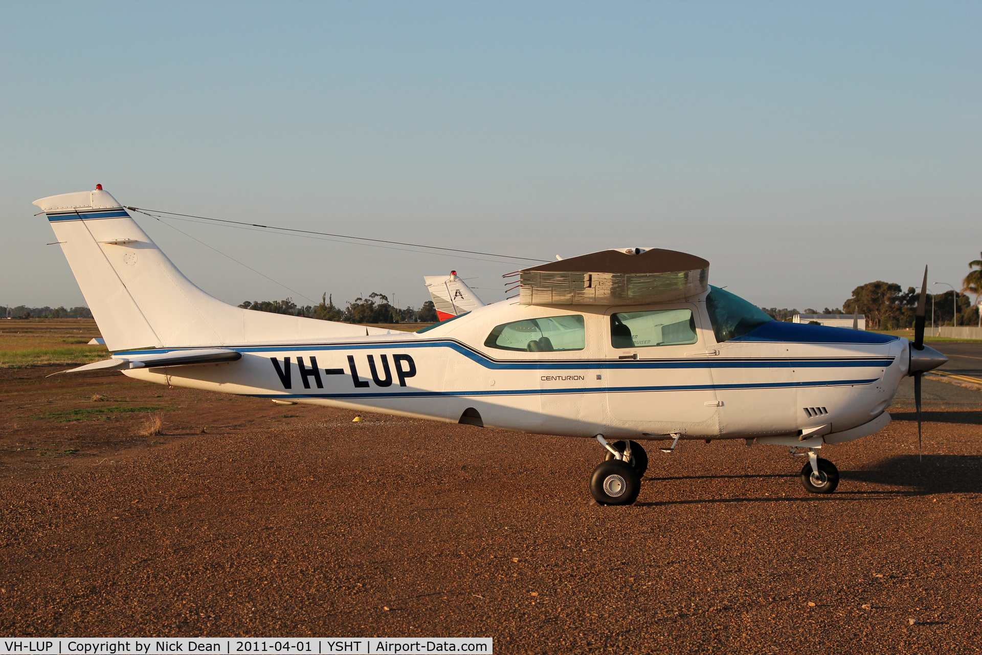 VH-LUP, 1985 Cessna 210R Centurion C/N 21064928, YSHT