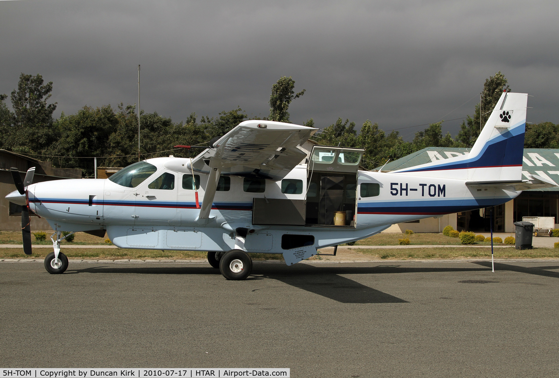 5H-TOM, Cessna 208B Caravan I C/N 208B1247, Readying for a flight