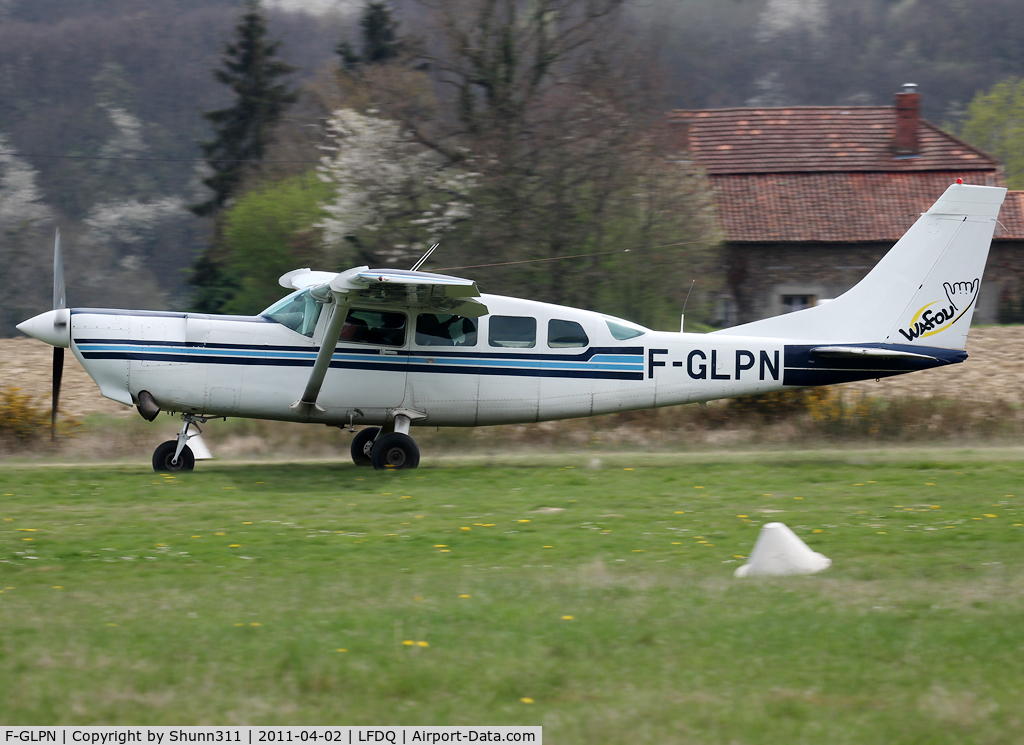 F-GLPN, Cessna 207 Soloy Turbine PAC C/N 207-00595, On take for a new paratrooping flight...