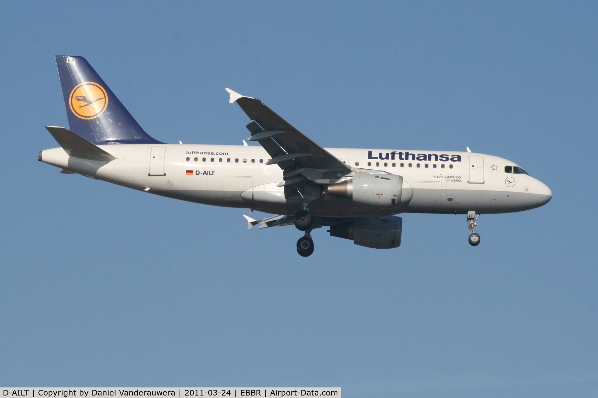 D-AILT, 1997 Airbus A319-114 C/N 738, Flight LH1006 is descending to RWY 02