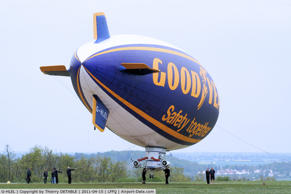 G-HLEL, 1995 American Blimp Corp A-60+ C/N 10, The team on the ground, in 2 groups maintains the airship in front of wind