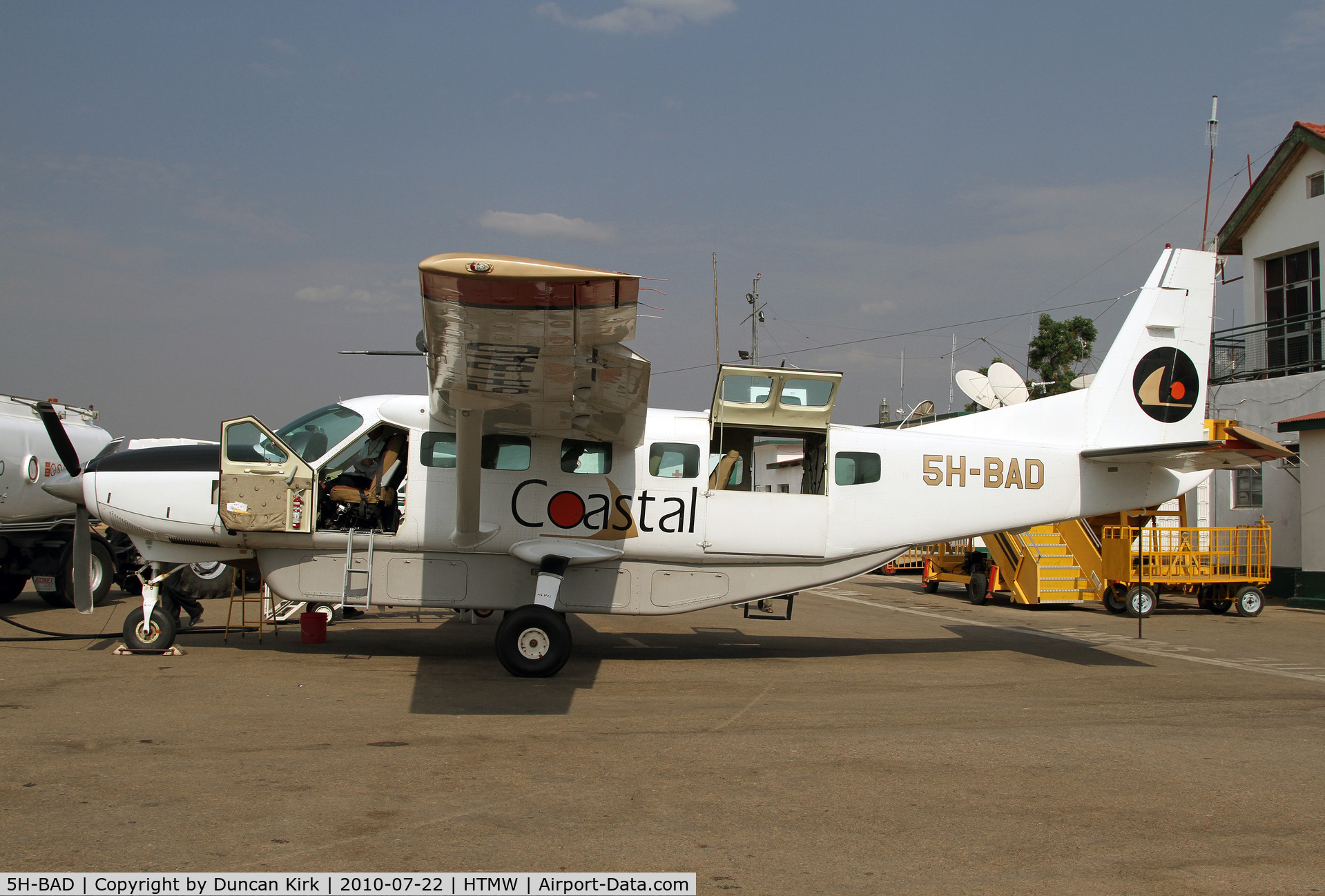 5H-BAD, 1996 Cessna 208B Grand Caravan C/N 208B0586, On the congested Mwanza ramp