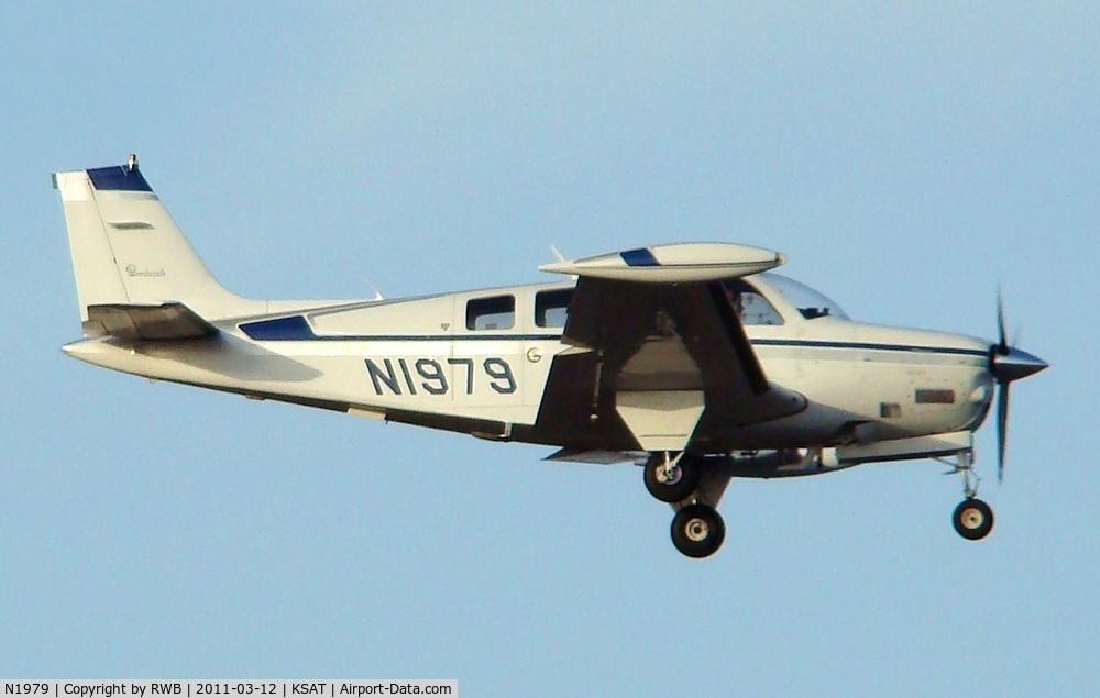 N1979, 1979 Beech A36 Bonanza 36 C/N E-1568, Landing 12R
