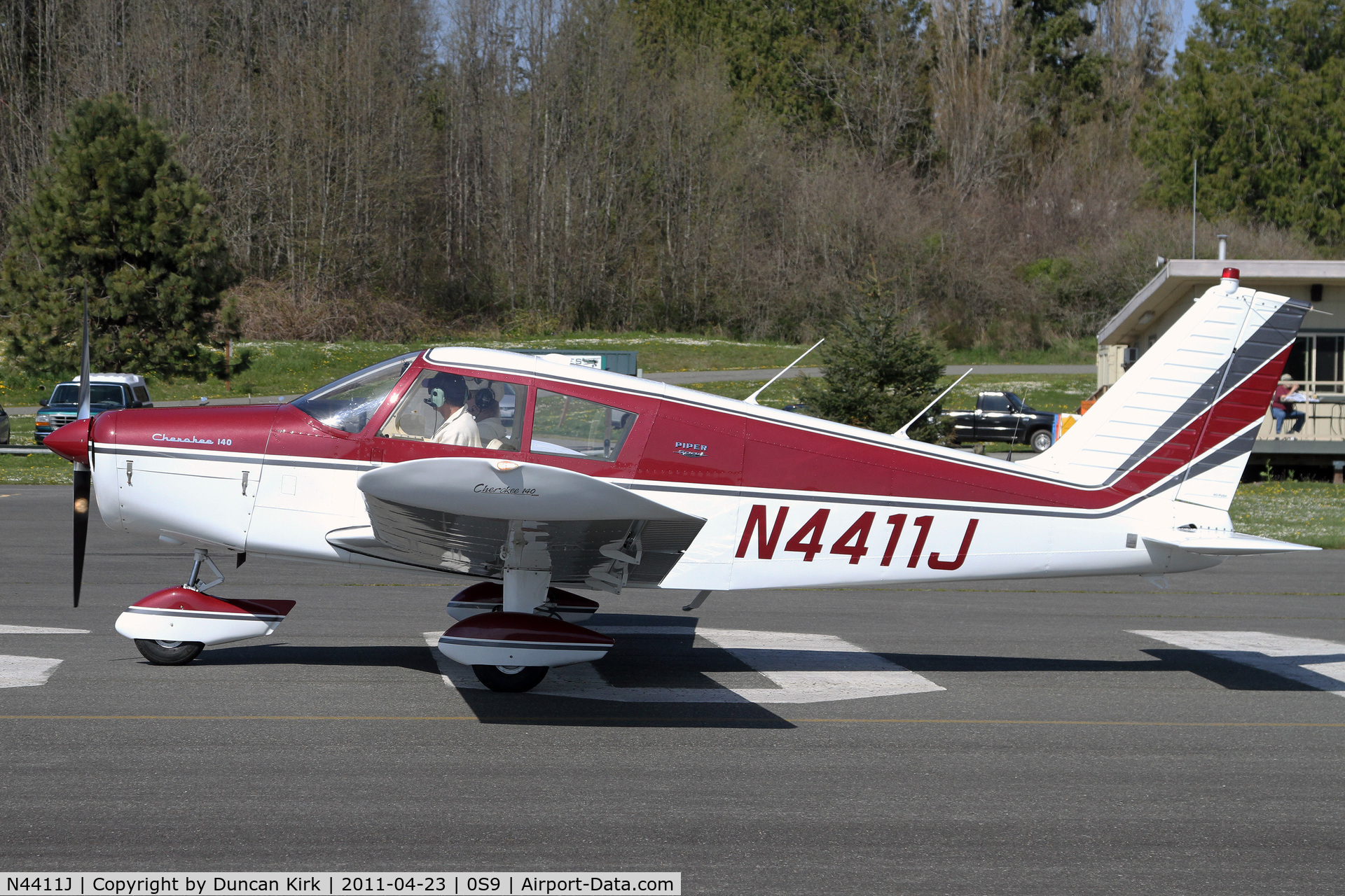 N4411J, 1967 Piper PA-28-140 Cherokee C/N 28-22806, Taxiing out after a restaurant stop