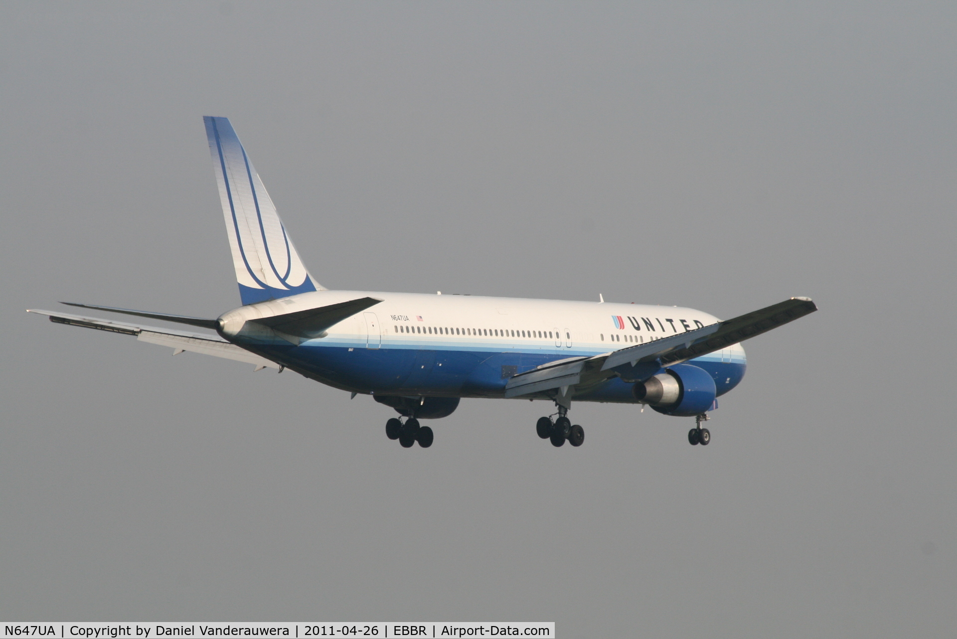 N647UA, 1992 Boeing 767-322 C/N 25284, Flight UA972 is descending to RWY 02