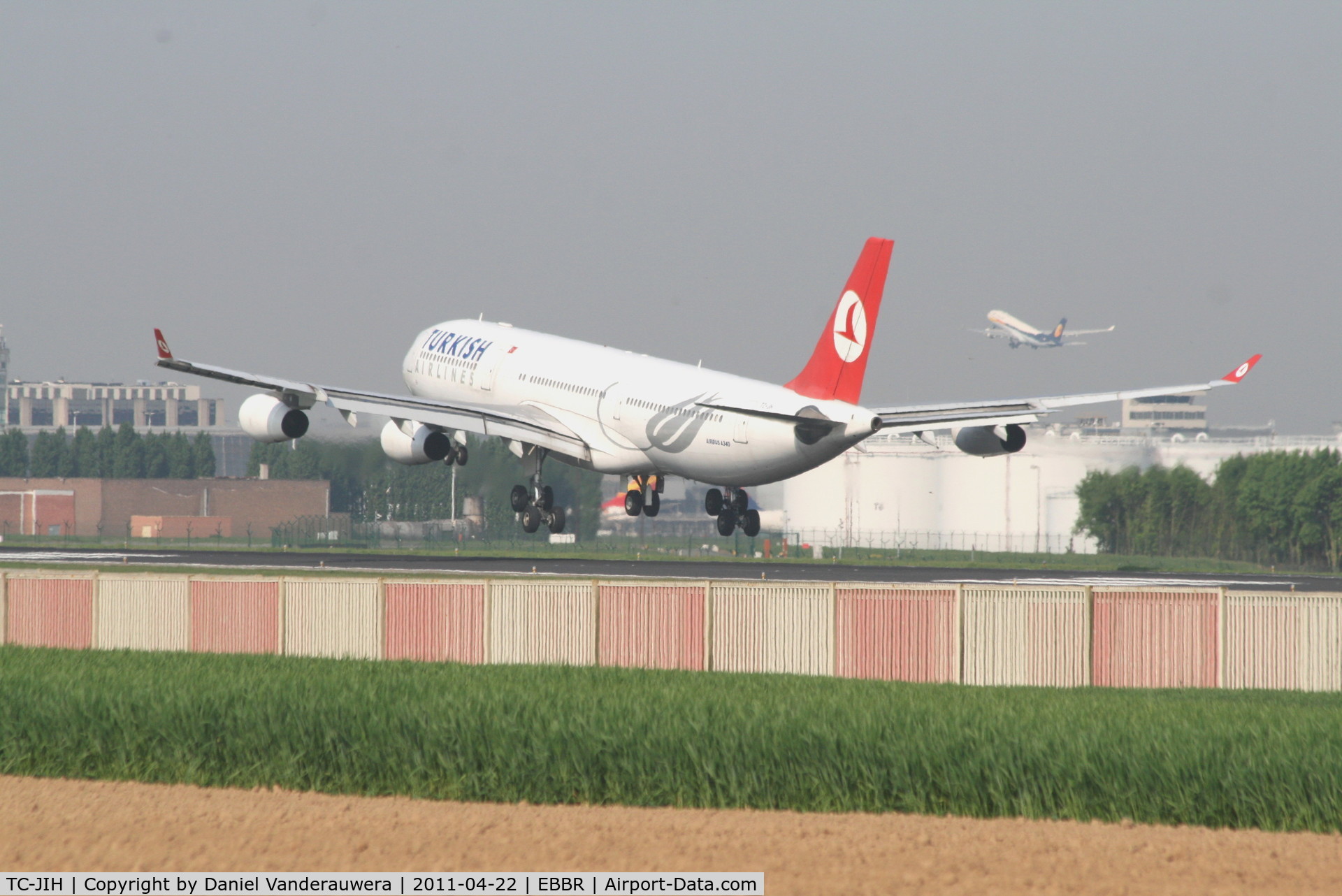 TC-JIH, 1999 Airbus A340-313 C/N 270, Flight TK1937 is landing on RWY 25L while flight 9W226 (A303-203  VT-JWH) is taking-off from RWY 25R