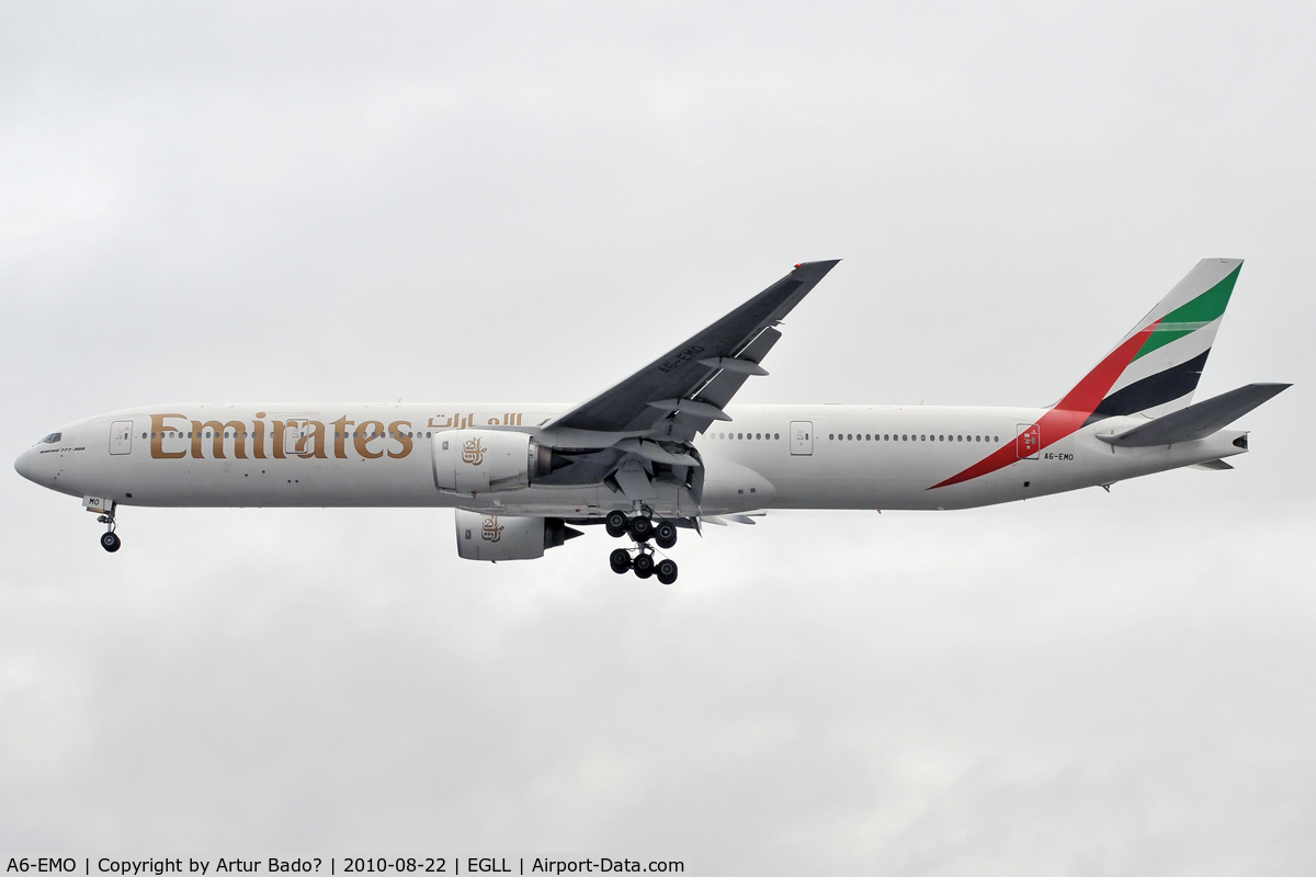 A6-EMO, 2000 Boeing 777-31H C/N 28680, Emirates