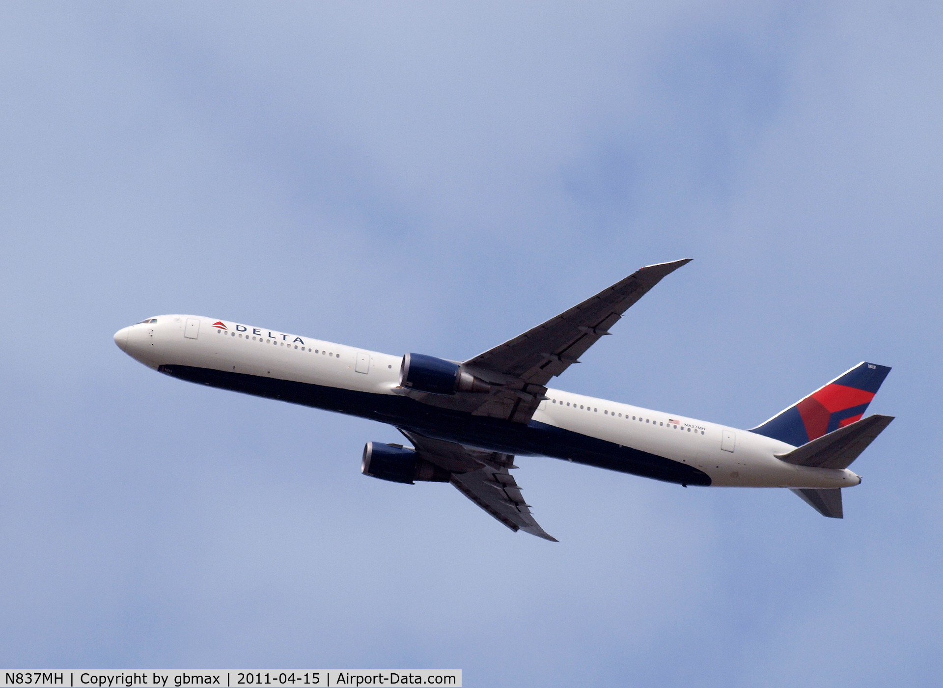 N837MH, 2000 Boeing 767-432/ER C/N 29710, Flying over Mineola, NY, going to a landing at JFK