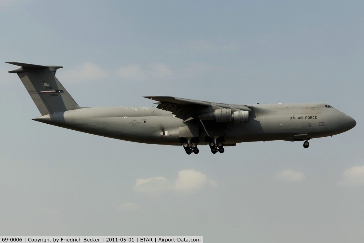 69-0006, 1969 Lockheed C-5A Galaxy C/N 500-0037, on final RW08, what a great sound