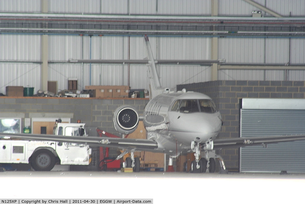 N125XP, 2000 Raytheon Hawker 800XP C/N 258485, inside the Signature Flight Support hangar