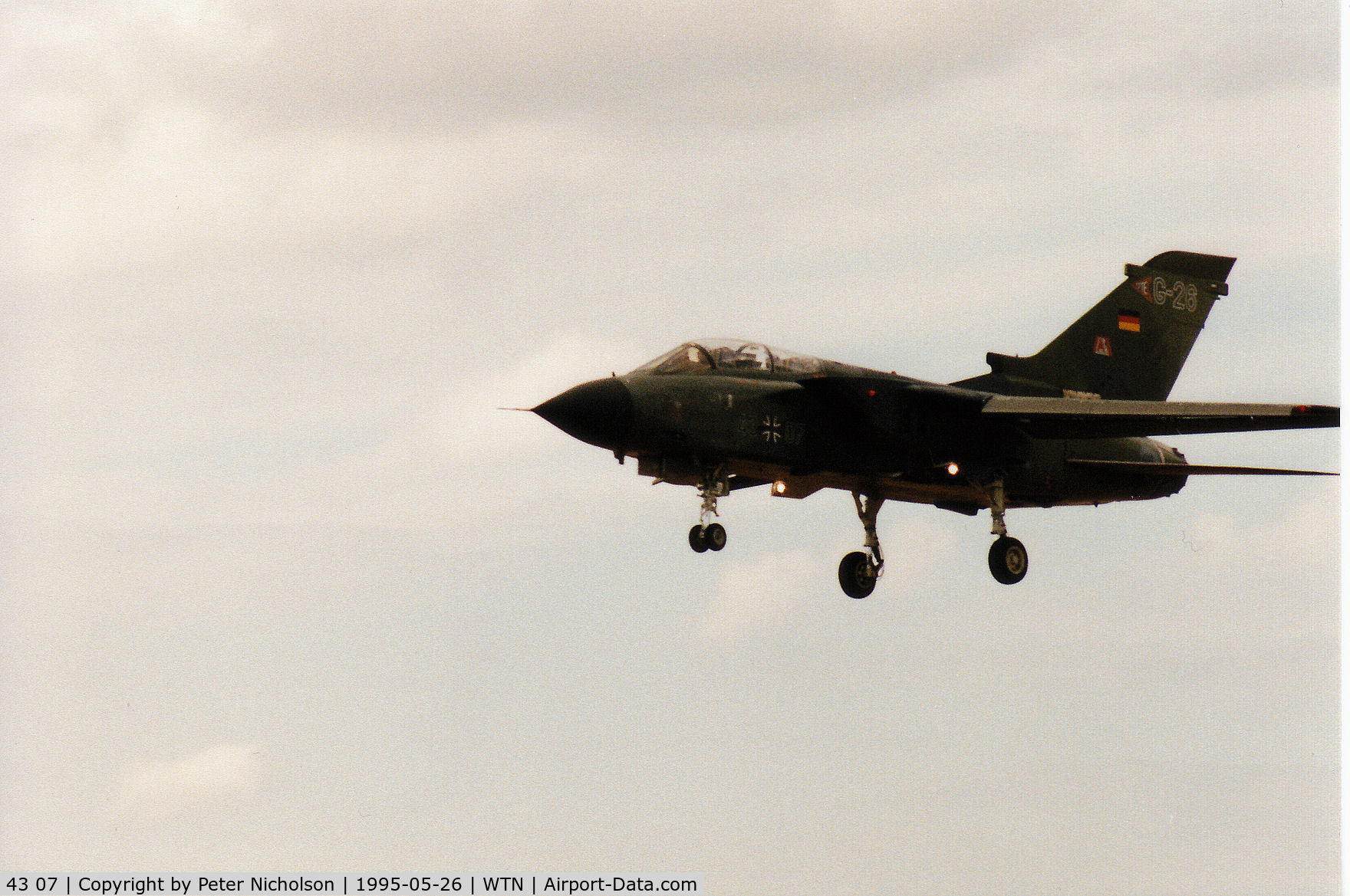 43 07, Panavia Tornado IDS(T) C/N 015/GT007/4007, Tornado IDS of the Tri-National Tornado Training Establishment - TTTE - at RAF Cottesmore on final approach to RAF Waddington in May 1995.