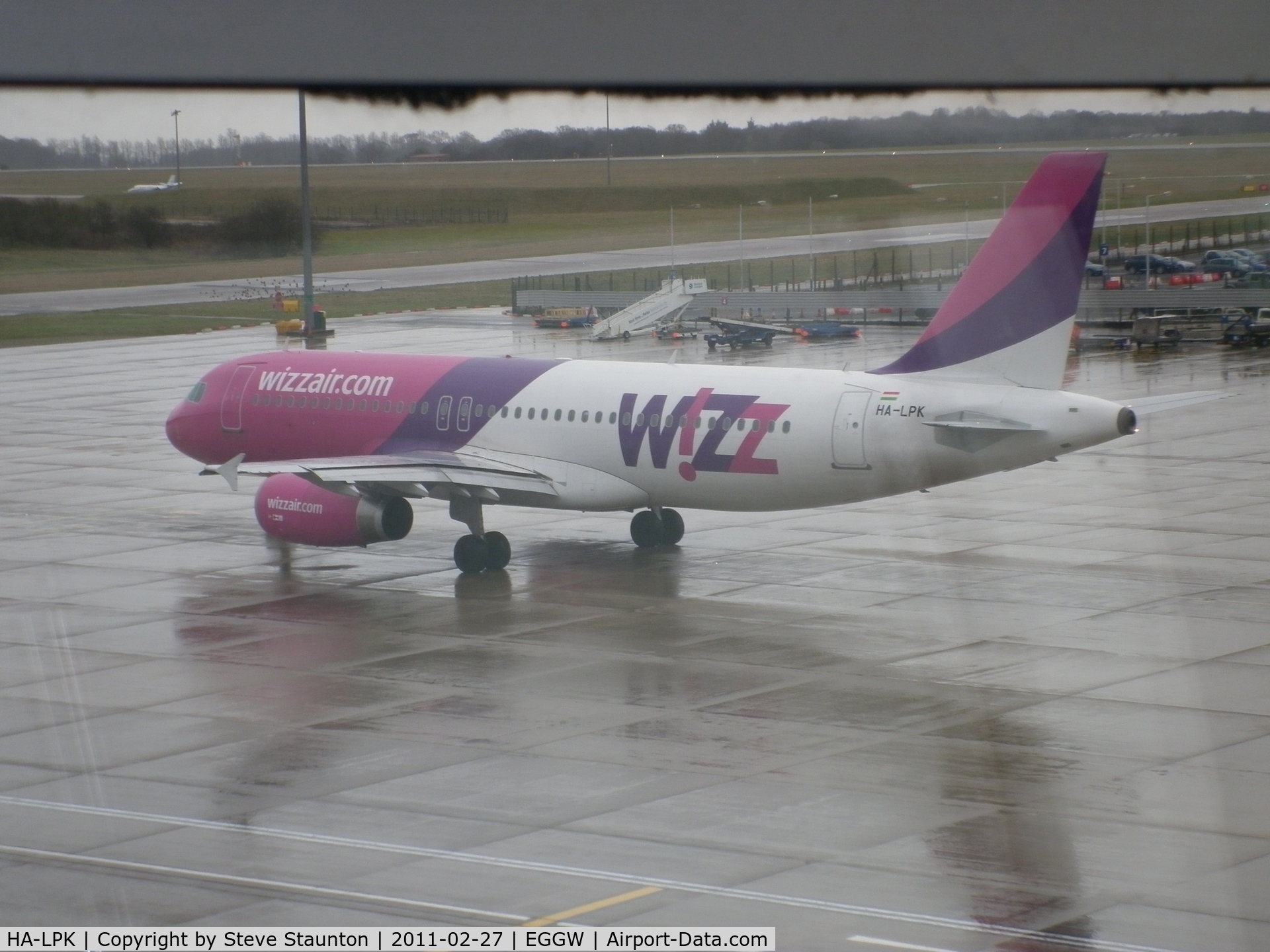 HA-LPK, 2007 Airbus A320-232 C/N 3143, Taken on a wet February morning at Luton whilst waiting to fly to Cyprus