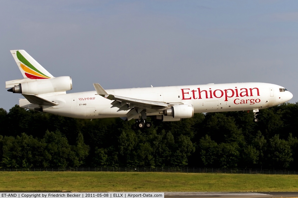 ET-AND, 1998 McDonnell Douglas MD-11F C/N 48780, on final RW24