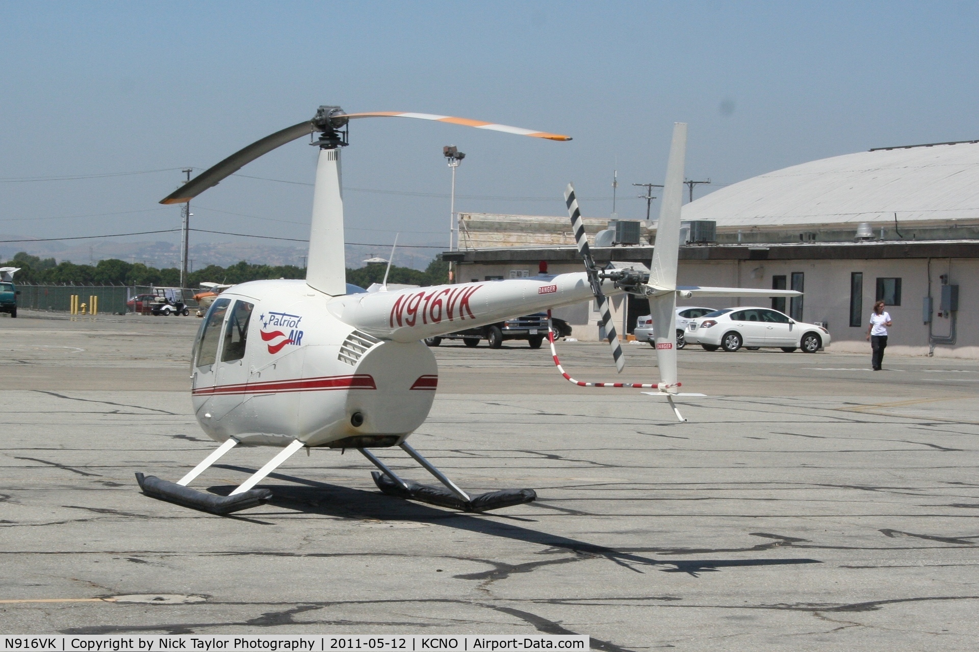 N916VK, 2006 Robinson R44 II C/N 11162, Based in Long Beach. The pilot can be seen returning to the helicopter to teach a lesson.