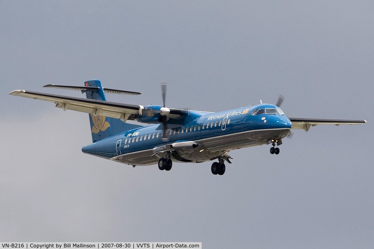 VN-B216, 1995 ATR 72-202 C/N 450, finals to 25L